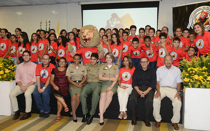Alunos do Sesc participam de formatura do Proerd 