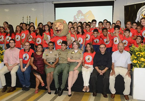 Alunos do Sesc participam de formatura do Proerd 