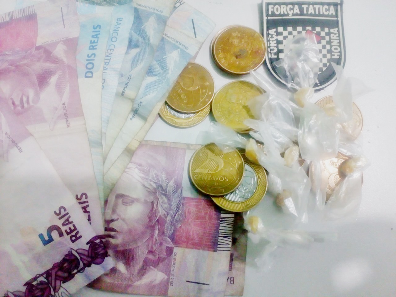 Drogas e dinheiro encontrados no bairro Dirceu II