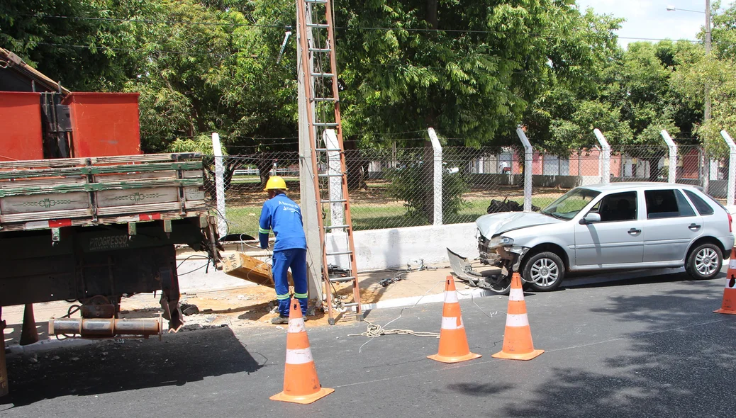 Carro derrubou poste em acidente