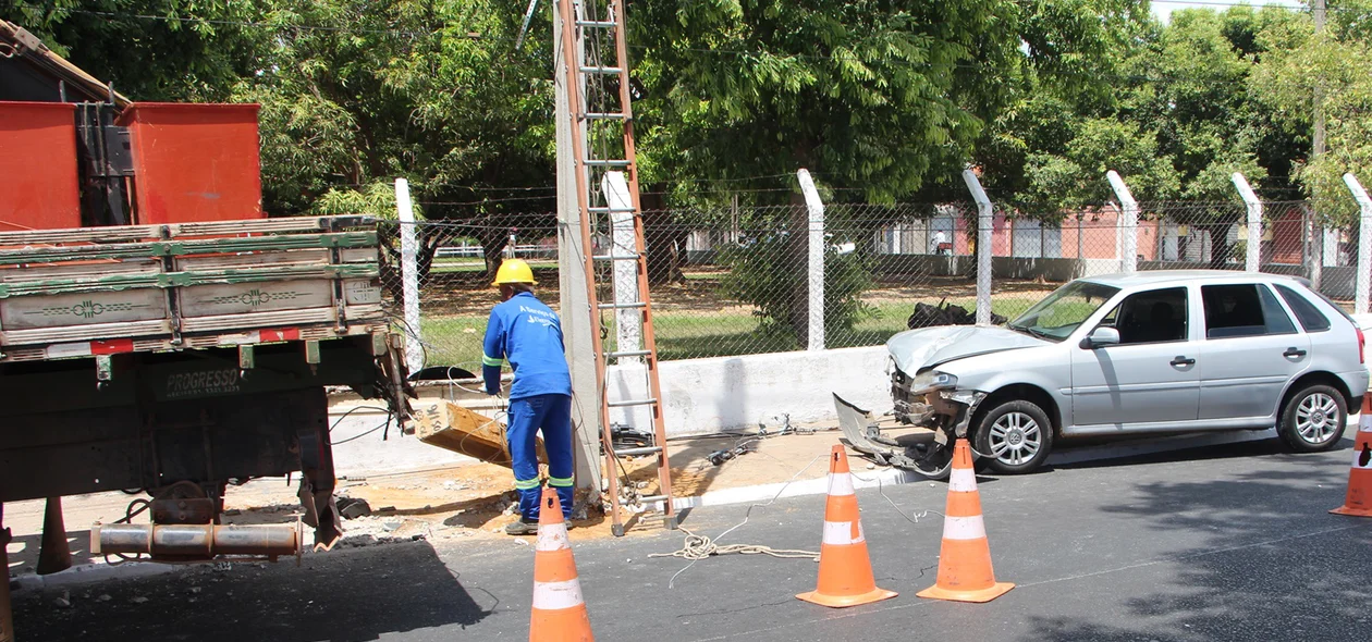 Carro derrubou poste em acidente