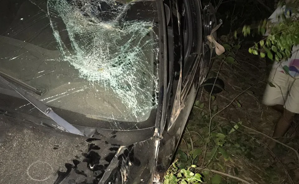 Carro também ficou destruído