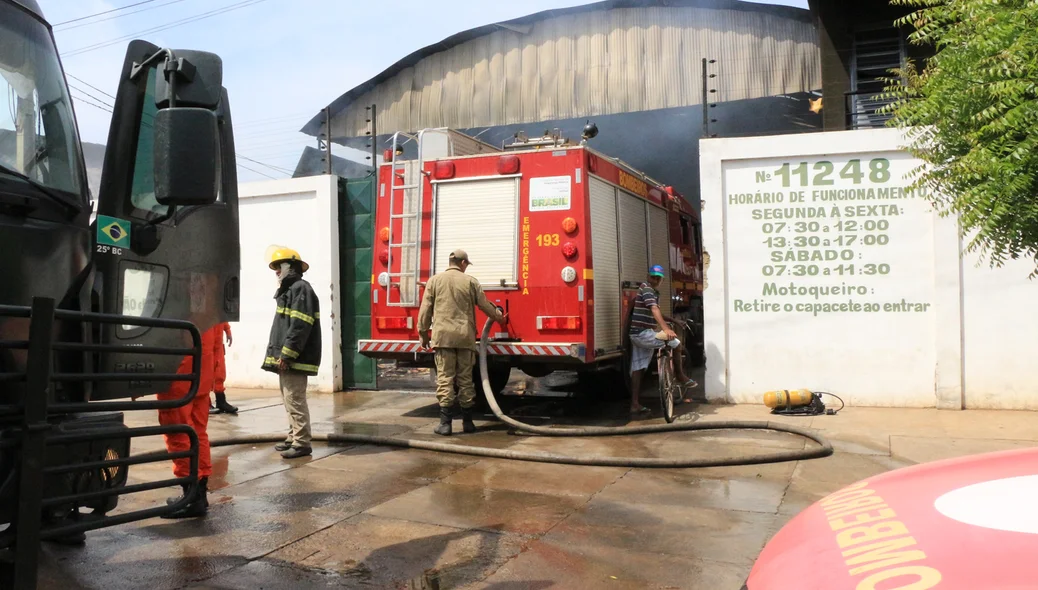 Corpo de Bombeiros está no local