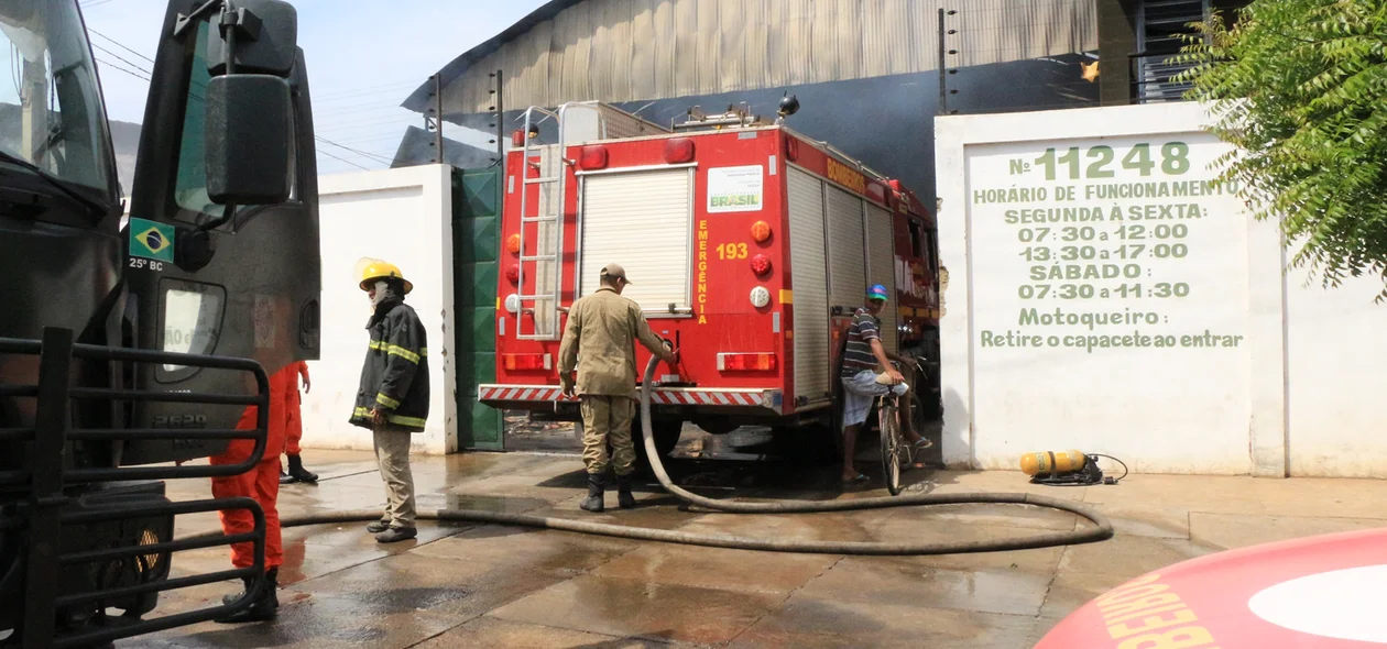 Corpo de Bombeiros está no local