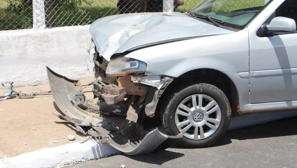 Dianteira do carro ficou destruída