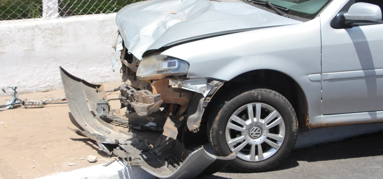 Dianteira do carro ficou destruída