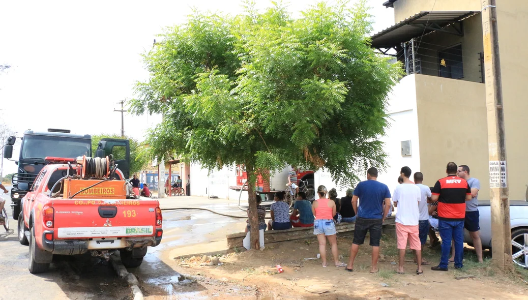 Familiares e amigos do dono do depósito estão no local