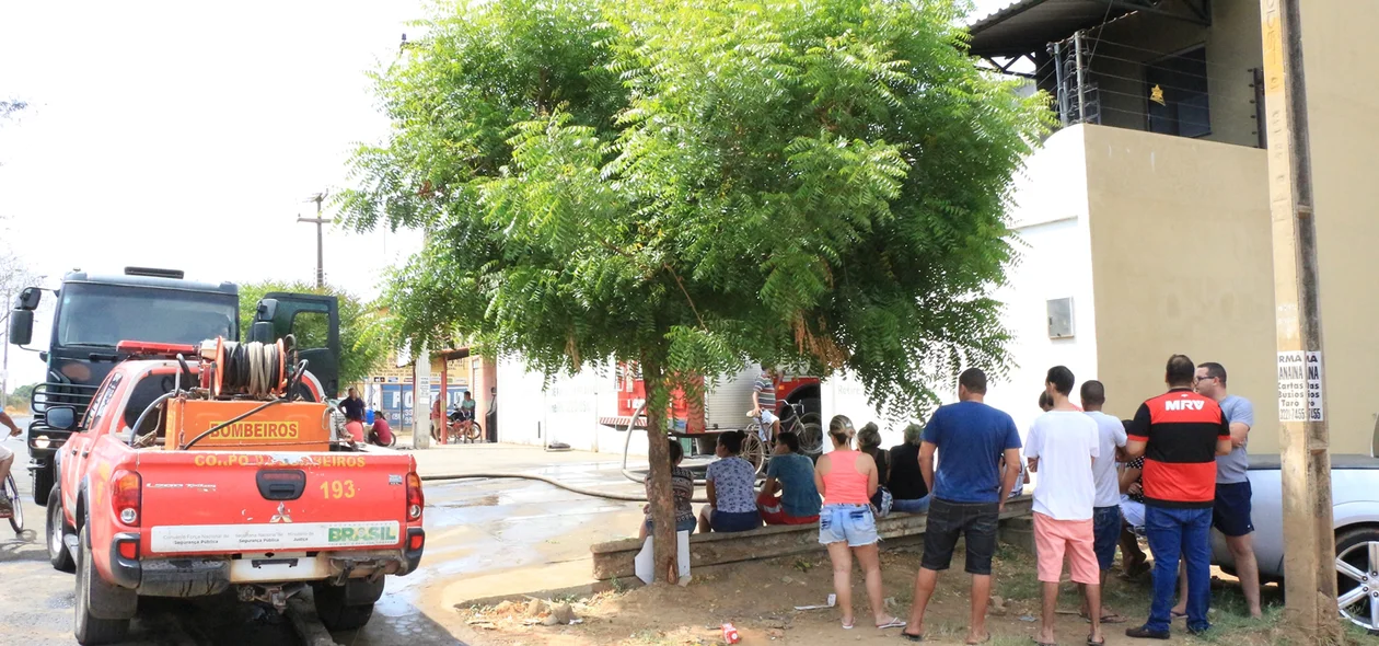 Familiares e amigos do dono do depósito estão no local