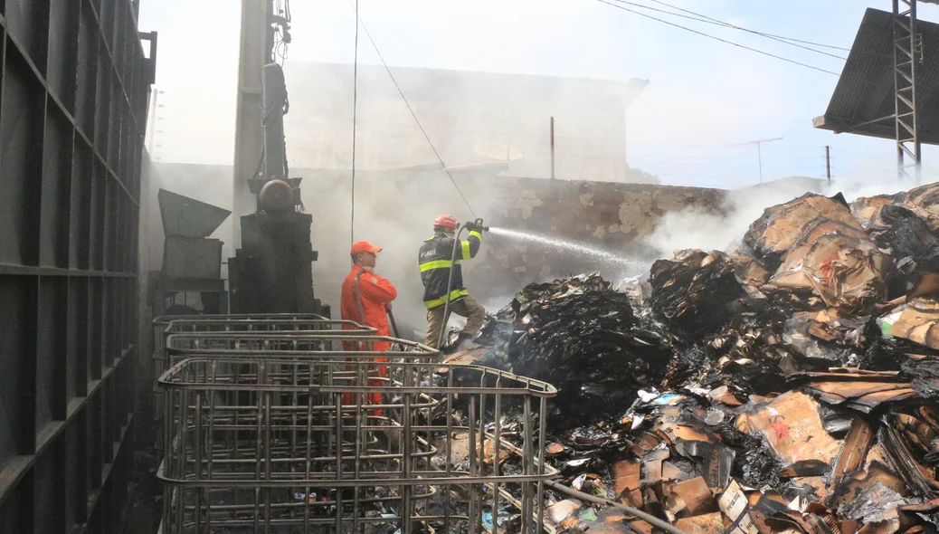 Incêndio destrói depósito