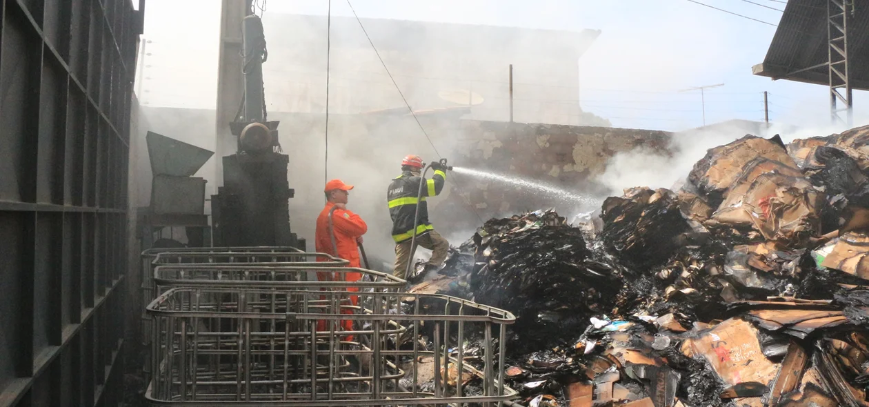 Incêndio destrói depósito