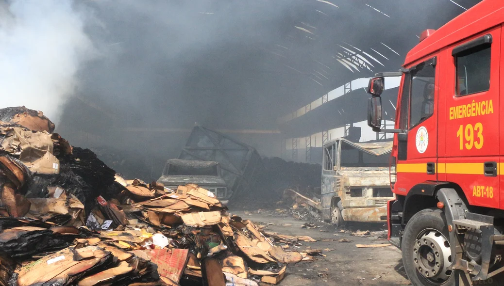 Maquinário e caminhões destruídos