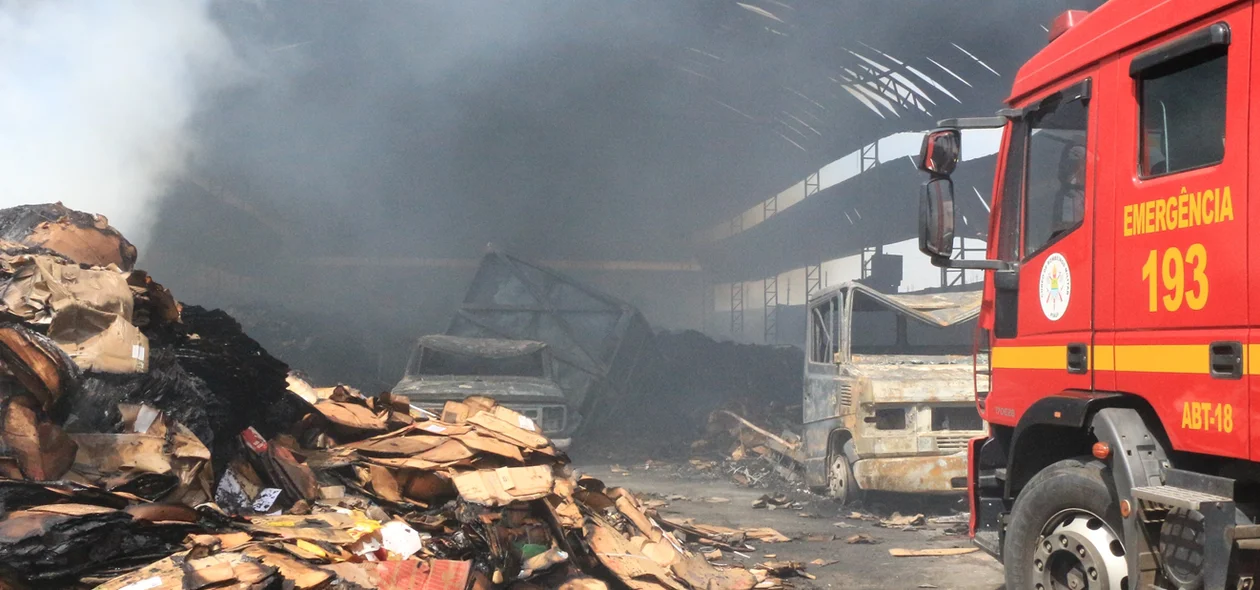 Maquinário e caminhões destruídos