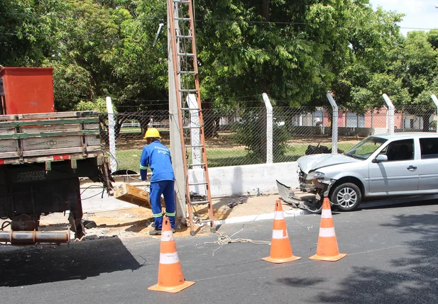 Carro derruba poste na Avenida Principal do Dirceu