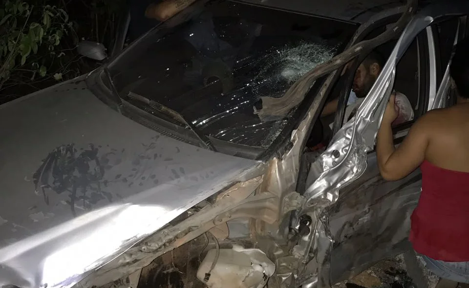 Veículo ficou destruído
