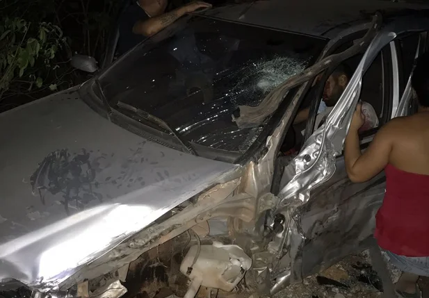 Veículo ficou destruído