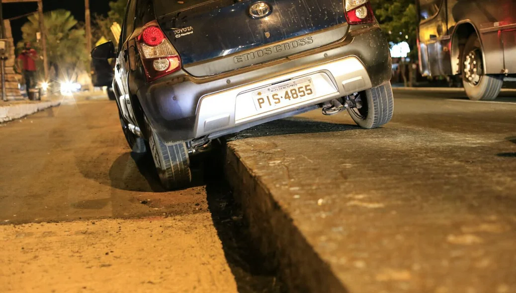 Carro caiu em desnível de obra na avenida João XXIII