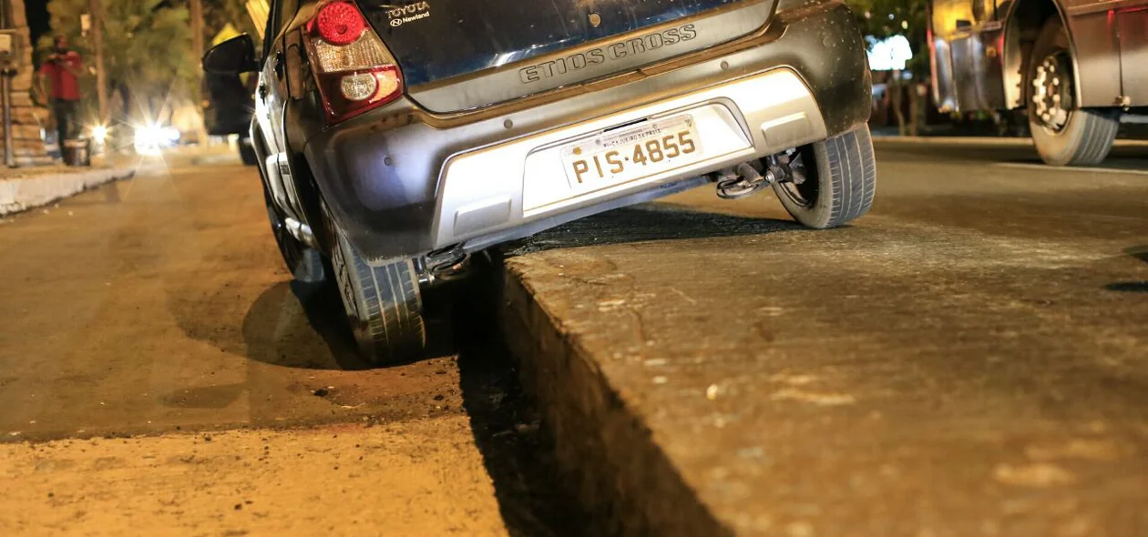 Carro caiu em desnível de obra na avenida João XXIII