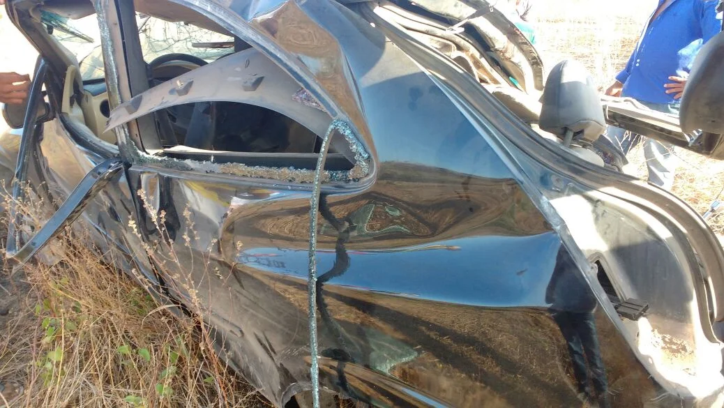 Carro saiu da pista e desceu o barranco