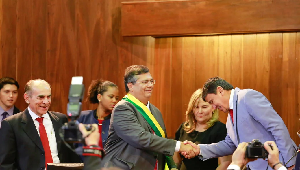 Flávio Dino cumprimentando Wellington Dias