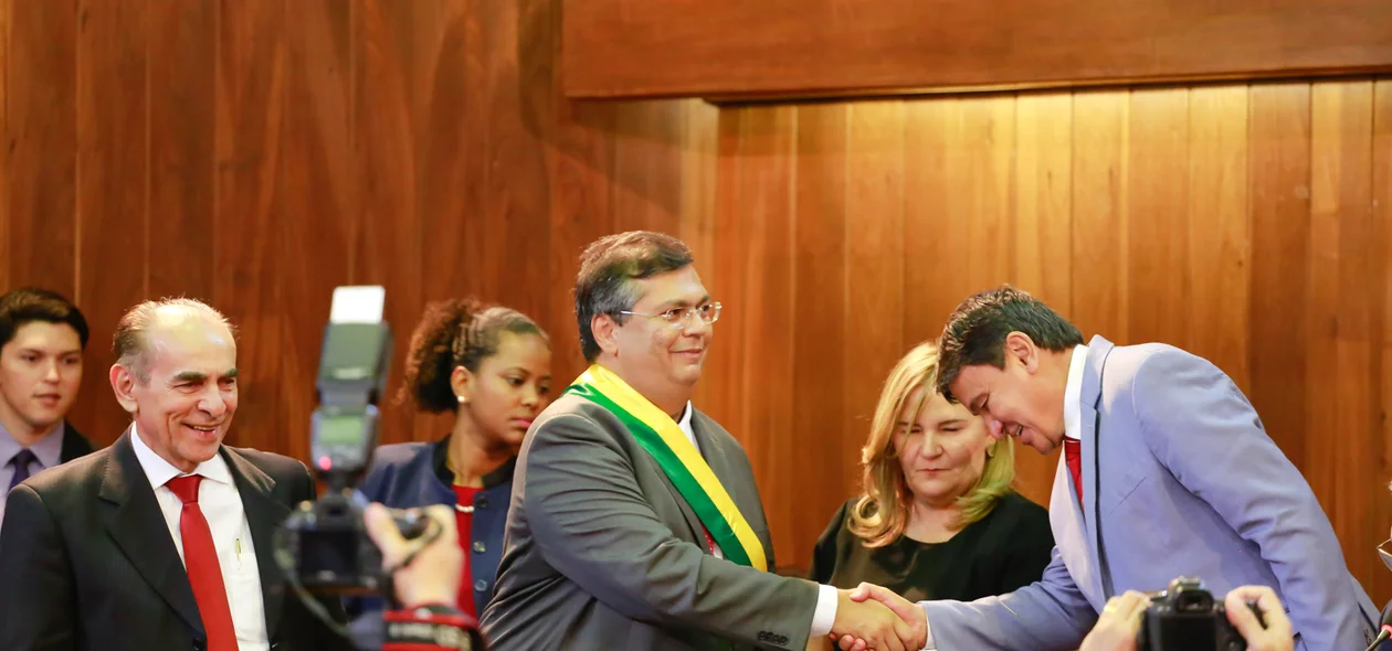 Flávio Dino cumprimentando Wellington Dias