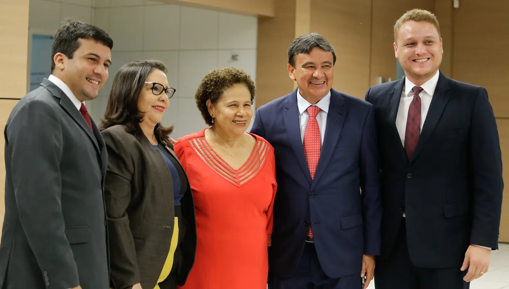 Governador ao lado da senadora e vereadores 