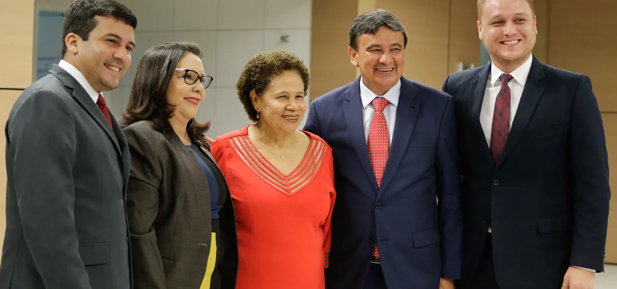 Governador ao lado da senadora e vereadores 