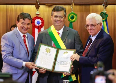 Governador do Maranhão recebendo título
