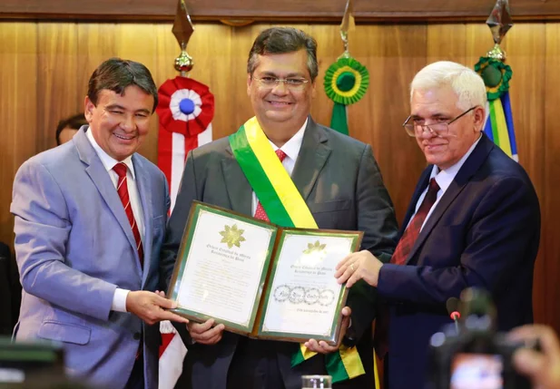 Governador do Maranhão recebendo título