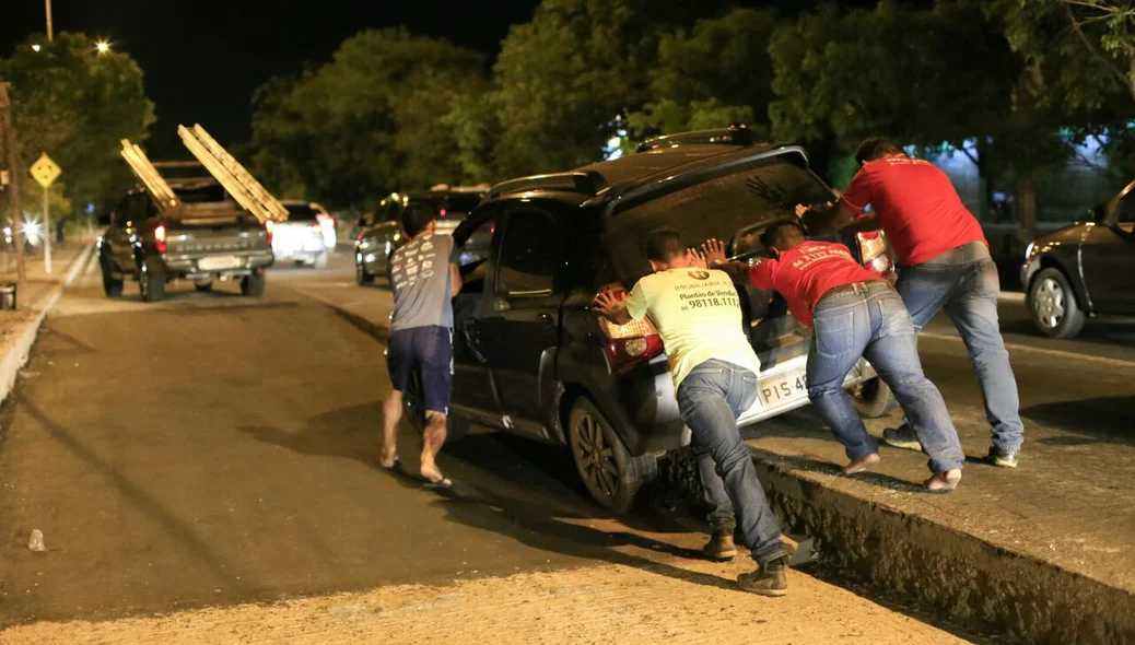 Motoristas ajudaram a retirar o veículo