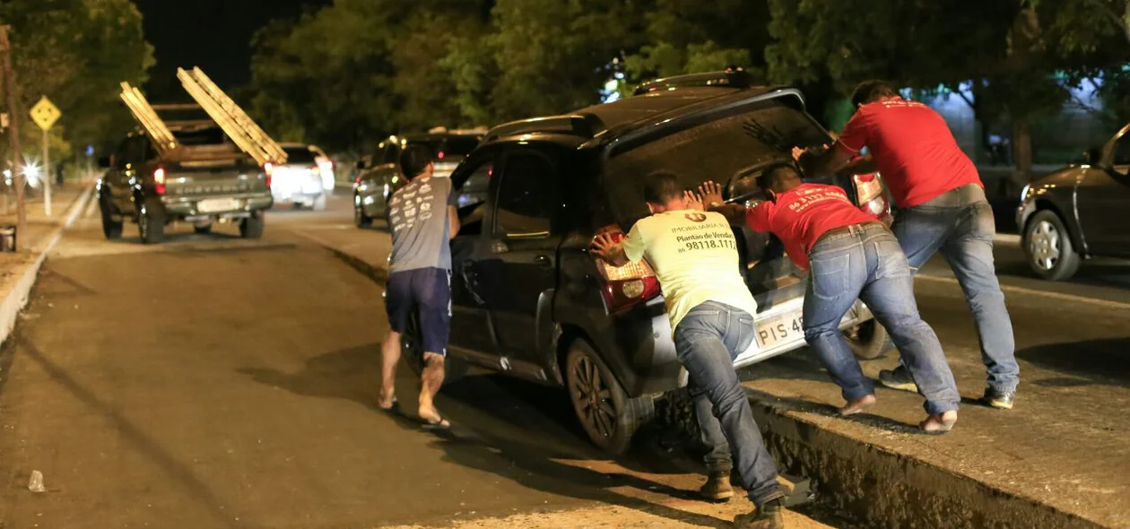 Motoristas ajudaram a retirar o veículo