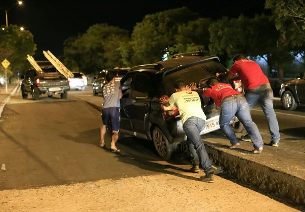 Motorista cai em desnível de obra de terminal de ônibus em Teresi