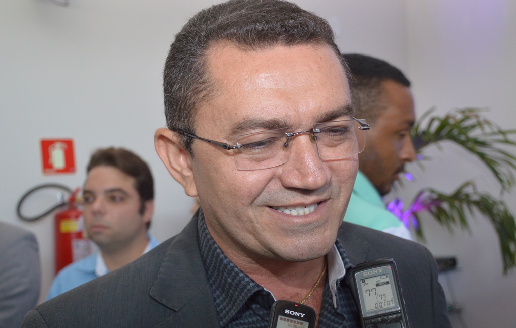 Prefeito de Picos atrasa dois meses de salário dos professores contratados