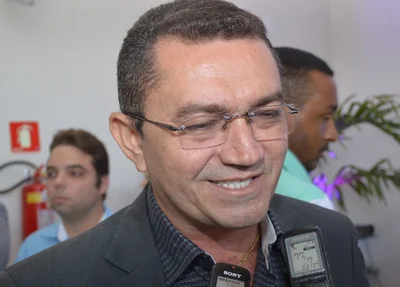 Prefeito de Picos atrasa dois meses de salário dos professores contratados
