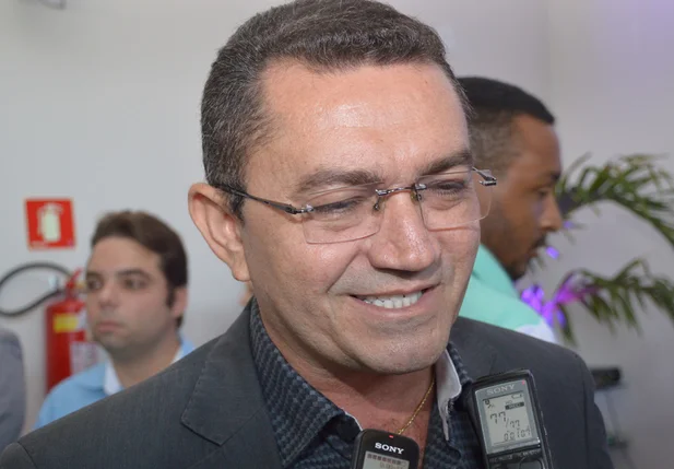 Prefeito de Picos atrasa dois meses de salário dos professores contratados
