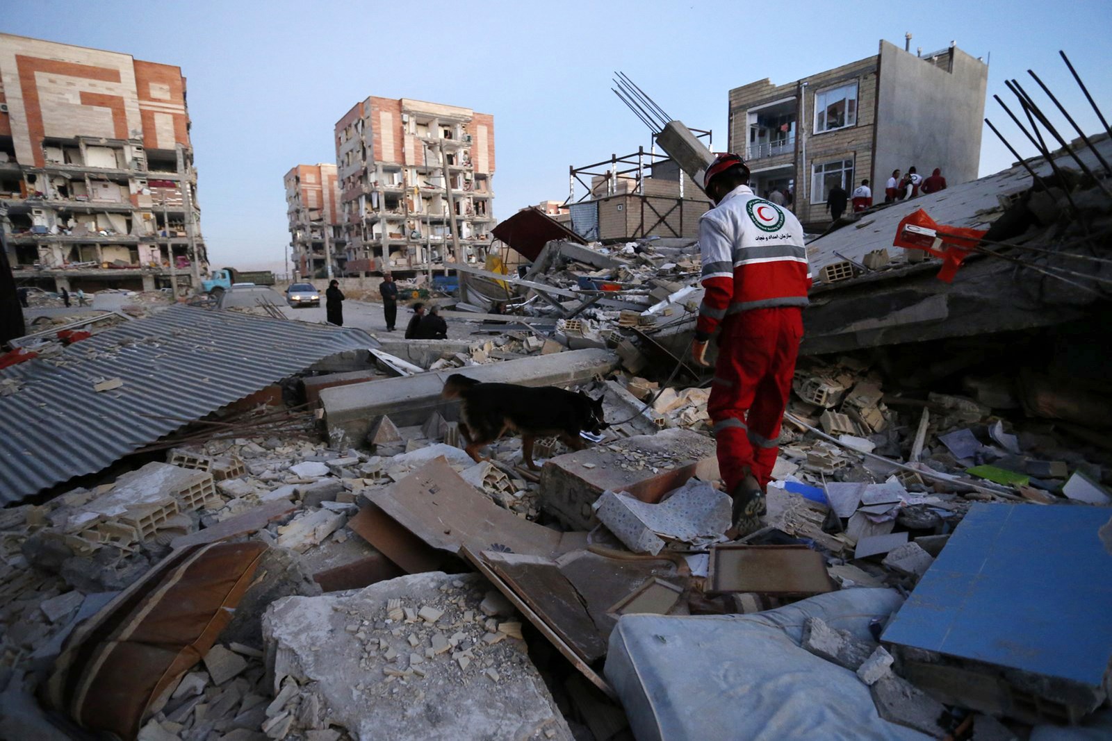Resgate de sobreviventes após terremoto entre Irã e Iraque