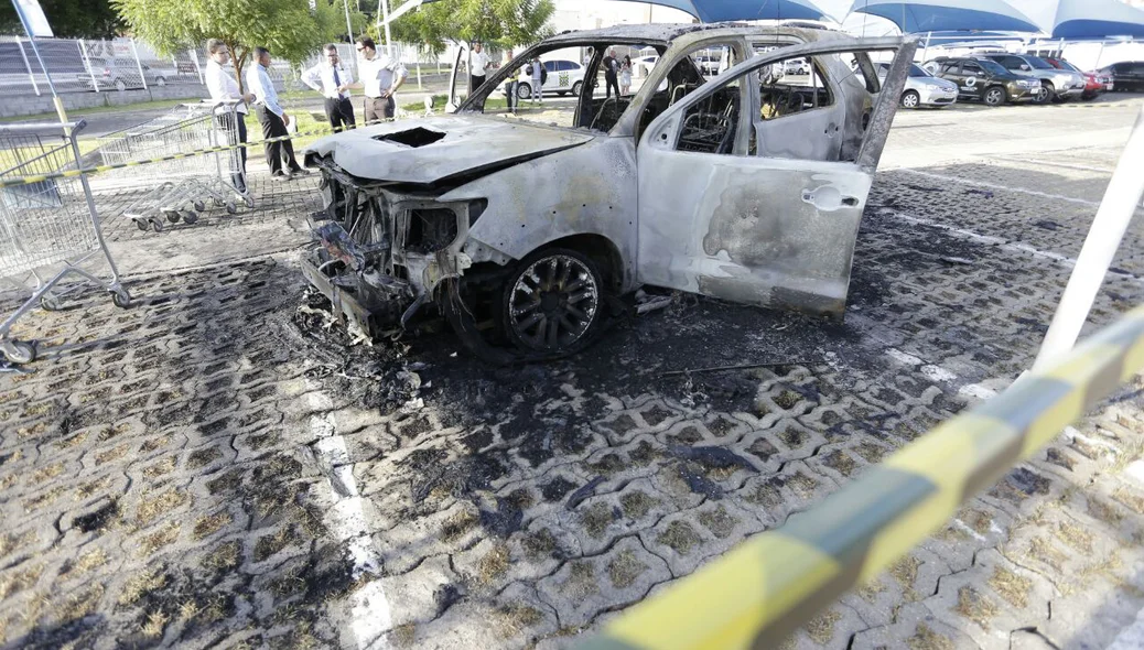Carro de luxo pega fogo no estacionamento do Hiper Bompreço em Teresina