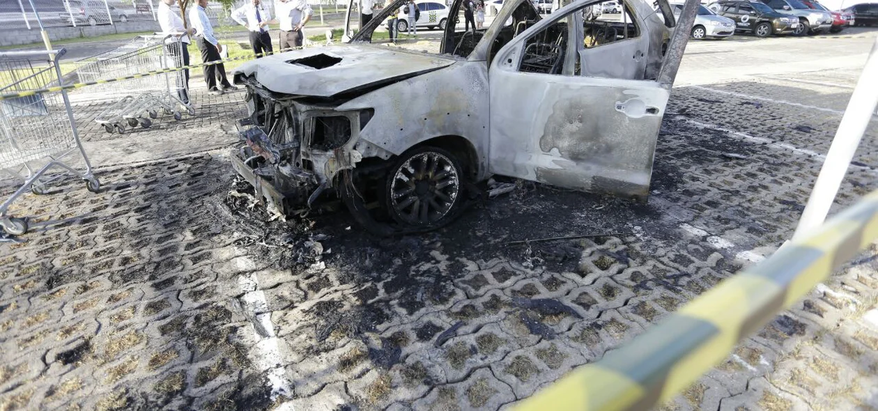 Carro de luxo pega fogo no estacionamento do Hiper Bompreço em Teresina