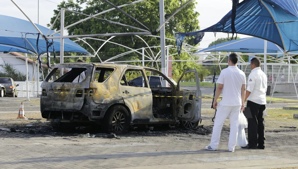 Carro de luxo pega fogo no estacionamento do Hiper Bompreço em Teresina