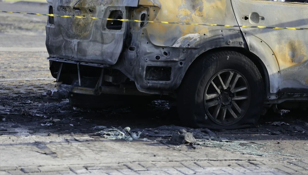Carro de luxo pega fogo no estacionamento do Hiper Bompreço em Teresina
