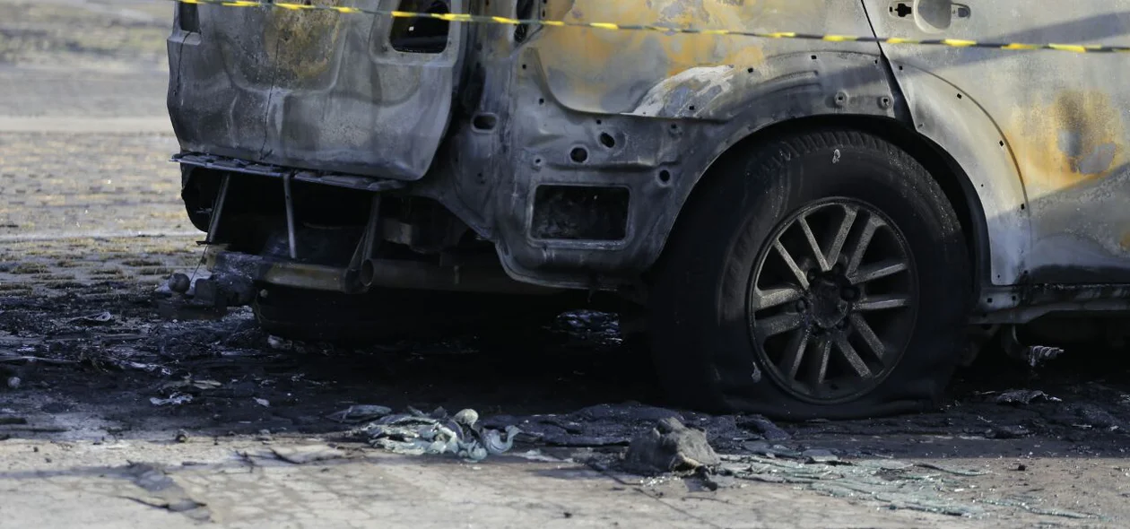 Carro de luxo pega fogo no estacionamento do Hiper Bompreço em Teresina