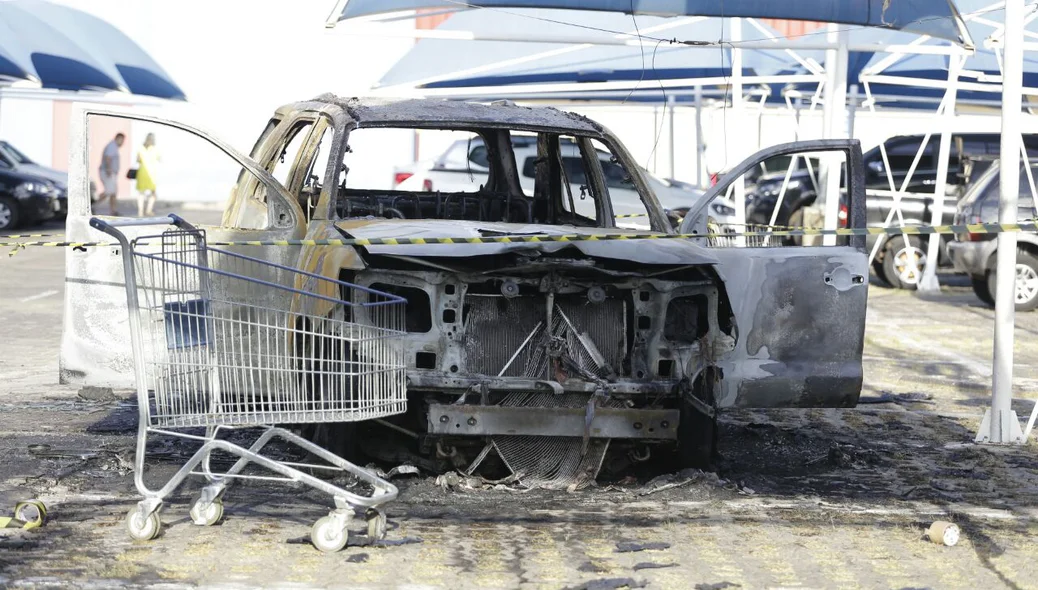 Carro de luxo pega fogo no estacionamento do Hiper Bompreço em Teresina