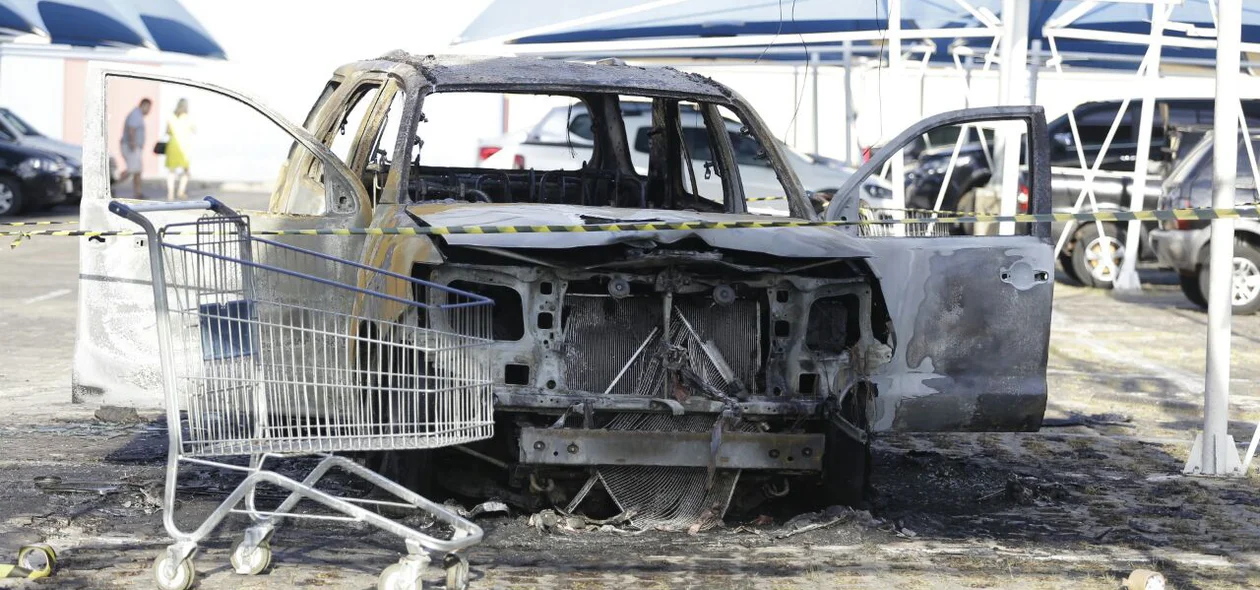 Carro de luxo pega fogo no estacionamento do Hiper Bompreço em Teresina