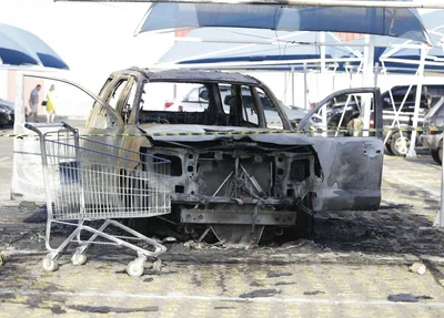 Carro de luxo pega fogo no estacionamento do Hiper Bompreço em Teresina