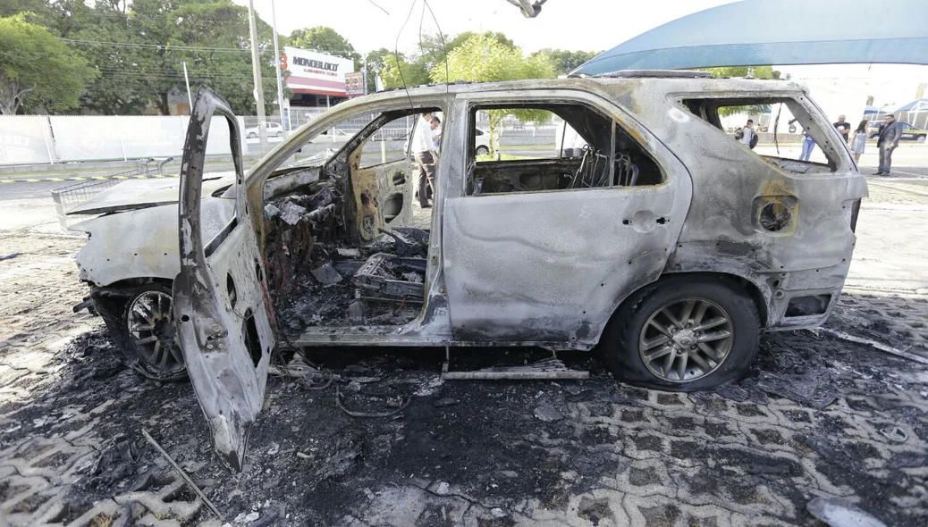 Carro de luxo pega fogo no estacionamento do Hiper Bompreço em Teresina