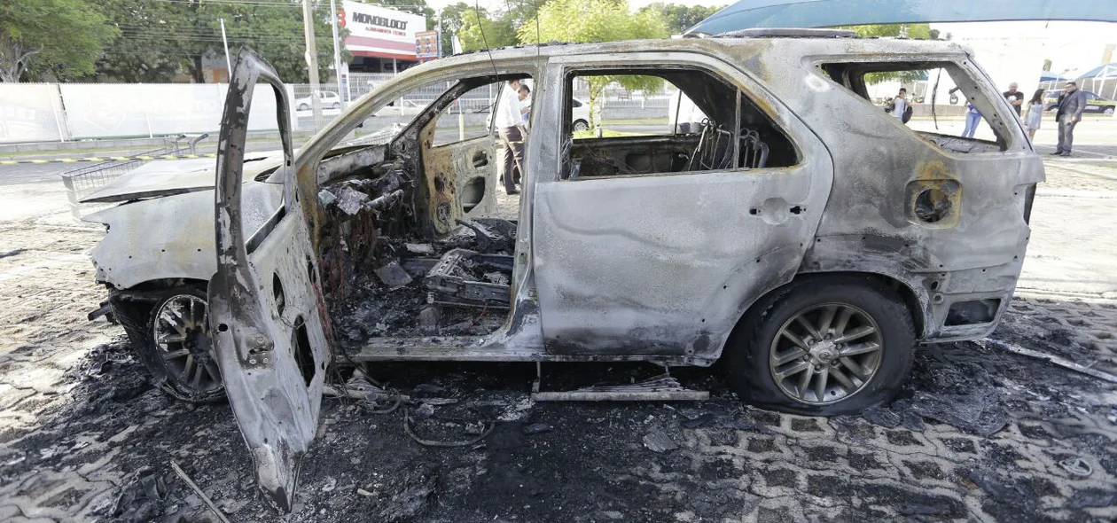 Carro de luxo pega fogo no estacionamento do Hiper Bompreço em Teresina