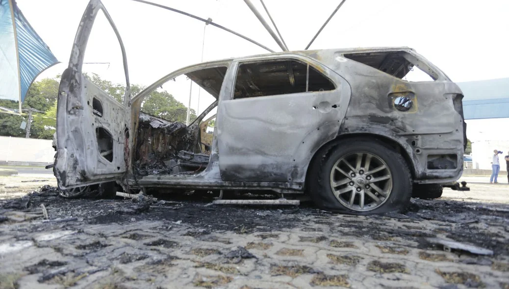 Carro de luxo pega fogo no estacionamento do Hiper Bompreço em Teresina