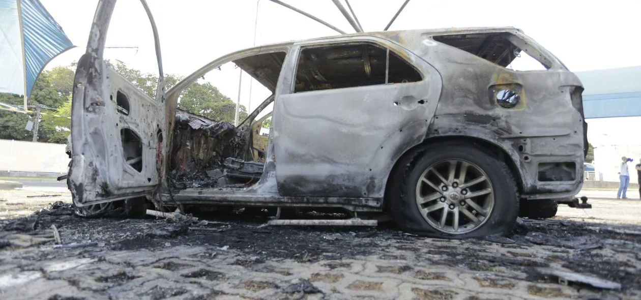 Carro de luxo pega fogo no estacionamento do Hiper Bompreço em Teresina