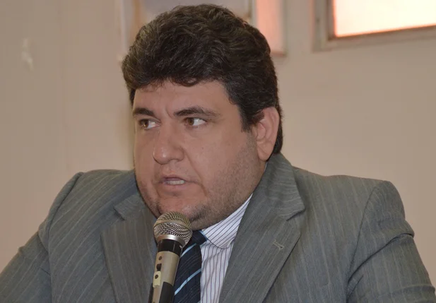 Hugo Victor cobra pagamento do salário dos terceirizados
