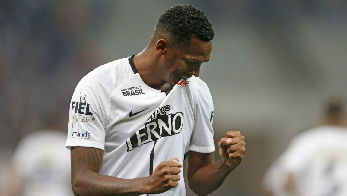 Com dois gols, Jô é um dos heróis do título e assume artilharia