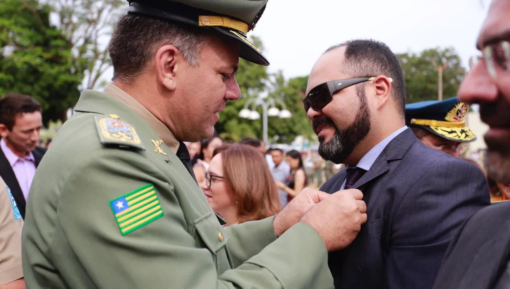 Coronel Carlos Augusto entrega diplomas aos homenageados